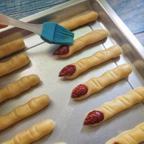 可以在手指少许的部分刷上少许的蛋液，刷过蛋液的地方烤出来颜色更深，更形象