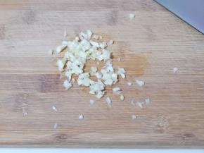 将蒜去皮切碎！