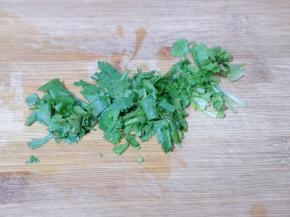 香菜，小葱去根洗干净切碎！
