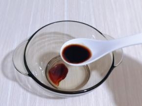 取一个大口碗，加入生抽。