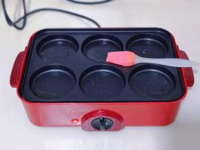 美食锅连接电源低温预热！烤盘上刷少许食用油！



1