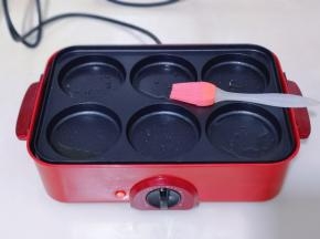 美食锅连接电源低温预热！烤盘上刷少许食用油！



1