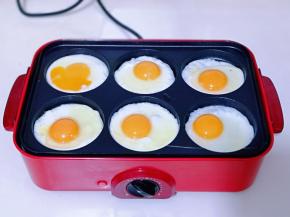 磕入鸡蛋！（用平底锅也可以）