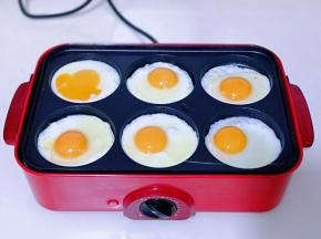 磕入鸡蛋！（用平底锅也可以）