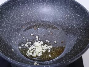 起油锅，加入切碎的蒜末炒香！