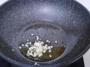 起油锅，加入切碎的蒜末炒香！