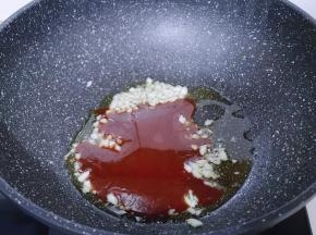 再加入调好的酱汁！