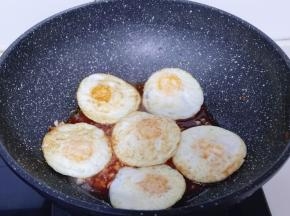 将煎好的荷包蛋放入锅中！翻炒均匀盖上盖子焖煮2分钟。