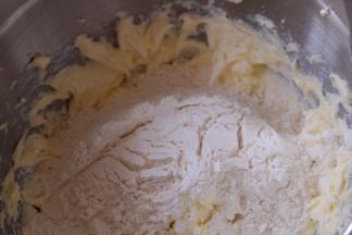 倒入筛好的低筋面粉和泡打粉