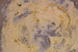 蛋液分多次加入到黄油中，每一次都发均匀后加入下一次