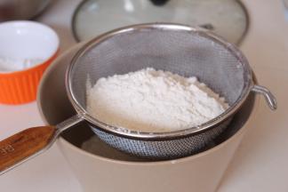 低筋筋粉和泡打粉混合提前过筛