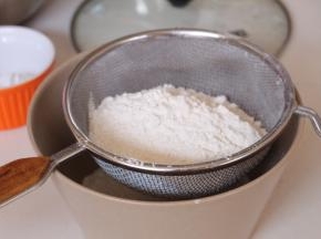 低筋筋粉和泡打粉混合提前过筛