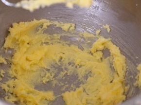 用打蛋器搅拌均匀