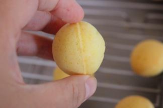 将中间多余的用刀刮掉