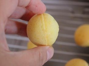 将中间多余的用刀刮掉
