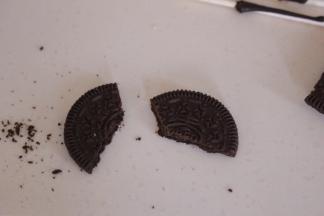 奥利奥饼干将中间夹心去掉，然后对半切开