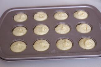 烤箱160度预热。将搅拌好的蛋糕糊倒入裱花袋，然后挤入模具，稍微高出模具。放入烤箱，160度18分钟