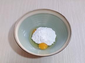 鸡蛋磕入大口器具中，加入糖粉。（细砂糖也可以）