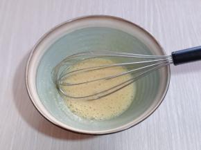 用手动打蛋器，打至均匀。