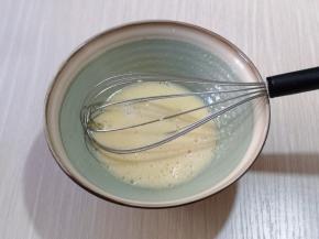 加入纯牛奶，充分搅拌融合！