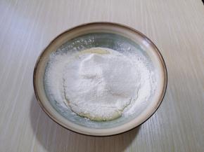 筛入低筋面粉与泡打粉。