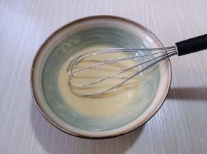 用手动打蛋器轻轻打至均匀，无干粉！