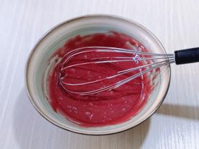 筛入红曲粉，手动打蛋器打至均匀！（根据自己喜欢的颜色随意增减红曲粉）