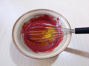 分两次加入隔水融化的黄油，加入一次黄油后，要充分拌均匀，避免油水分离现象！所以一定要充分拌均匀后再加入剩下的黄油！