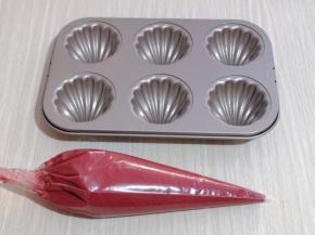 模具中刷上一层薄薄的玉米油，将蛋糕糊从冰箱取出室温放置2分钟！