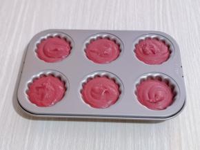 将蛋糕糊挤入模具中7-8分满即可。（这个量学厨6连模具正好）