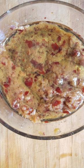 然后加入玉米油搅拌均匀