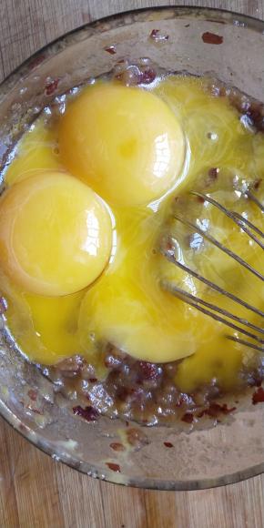 倒入鸡蛋黄，用手动打蛋器搅拌均匀