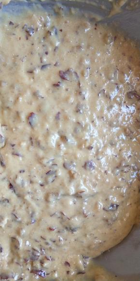 筛入面粉，用刮刀快速翻拌至无干粉