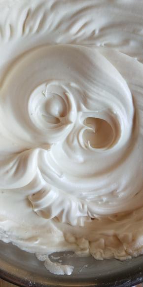 红糖分次加入到蛋白中，打发蛋白到干性状态