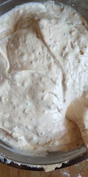 蛋白分三次倒入蛋黄糊并翻拌均匀