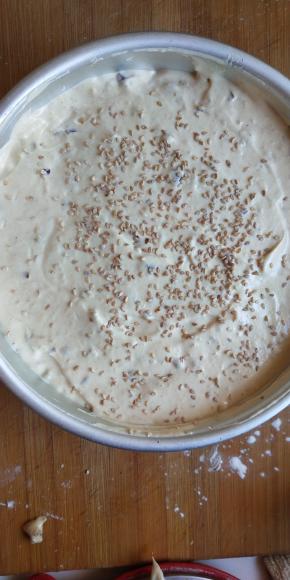 倒入模具，并撒适量白芝麻