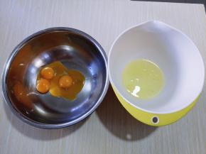 蛋黄与蛋白分离，分别在无油无水的容器中。