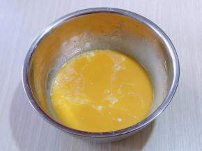 再加入牛奶继续打均匀至看不到牛奶。