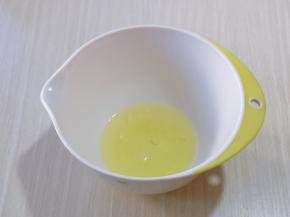 蛋白打发，往蛋白里加入柠檬汁(白醋也可以)电动打蛋器将蛋白高速打发至呈现鱼眼泡。 加入三分之糖，继续高速打发，蛋清泡消失，细腻时再加入三分之一的糖，继续打发。