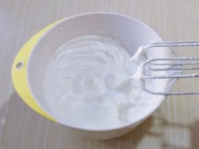 电动打蛋器高速打发，打至湿性发泡时加入最后的三分之一糖，，继续打发至蛋白出现细腻的纹路，将电动打蛋器调低速打发一会儿，感觉有些阻力时，就可以停止打发，以免消泡，提起打蛋器有微微的弯勾即可！