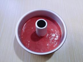 拌好的蛋糕糊，细腻光滑，饱满，倒入蛋糕模具中。