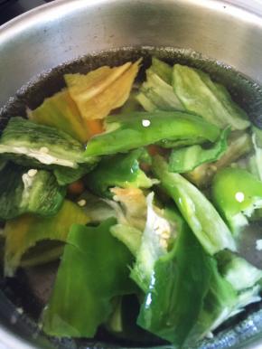 青椒撕小块，放入开水锅中烫一分钟，捞出沥干水分后剁碎（剁碎后水分不要攥的太干）