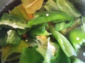 青椒撕小块，放入开水锅中烫一分钟，捞出沥干水分后剁碎（剁碎后水分不要攥的太干）