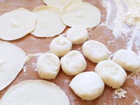 面条搓长条，揪小剂子，擀成中间厚边缘薄的面皮（剂子比水饺稍大一点）