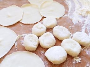 面条搓长条，揪小剂子，擀成中间厚边缘薄的面皮（剂子比水饺稍大一点）