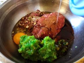 牛肉馅、青椒碎、大葱碎、鸡蛋、玉米油、花椒粉、生抽、盐放一起搅拌均匀，放入冰箱冷藏一小时
