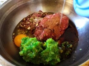 牛肉馅、青椒碎、大葱碎、鸡蛋、玉米油、花椒粉、生抽、盐放一起搅拌均匀，放入冰箱冷藏一小时