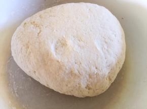 晾温后放入剩下的100面粉，揉成面团，静置1小时