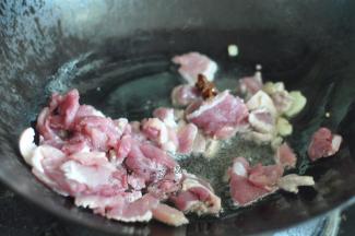 放入猪肉翻炒。