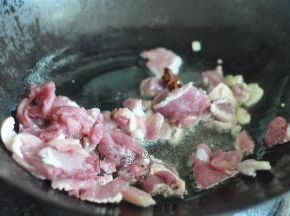 放入猪肉翻炒。